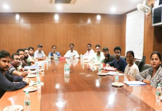 रांची स्थित राज्य अतिथि गृह में JPSC-JSSC परीक्षा विवाद को लेकर झारखंड सरकार के मंत्रियों और छात्र प्रतिनिधियों के बीच हुई बैठक का दृश्य