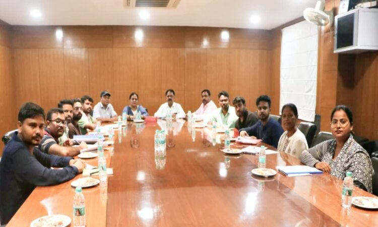 रांची स्थित राज्य अतिथि गृह में JPSC-JSSC परीक्षा विवाद को लेकर झारखंड सरकार के मंत्रियों और छात्र प्रतिनिधियों के बीच हुई बैठक का दृश्य