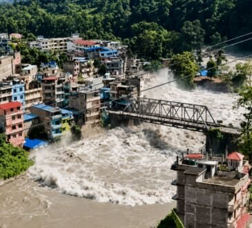 नेपाल में भोटेकोशी नदी की फ्लैश फ्लड और बिहार में बाढ़ अलर्ट को दर्शाती न्यूज इमेज