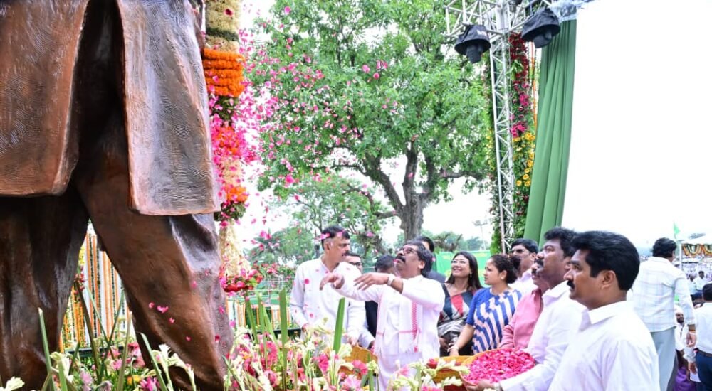 रामगढ़ के नेमरा में शिबू सोरेन की प्रतिमा का अनावरण करते मुख्यमंत्री हेमन्त सोरेन