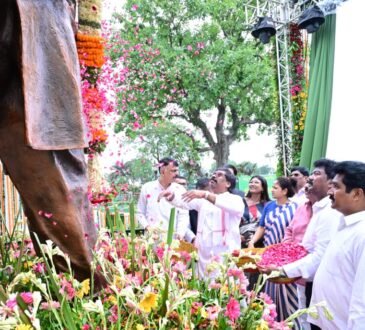 रामगढ़ के नेमरा में शिबू सोरेन की प्रतिमा का अनावरण करते मुख्यमंत्री हेमन्त सोरेन