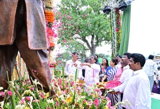 रामगढ़ के नेमरा में शिबू सोरेन की प्रतिमा का अनावरण करते मुख्यमंत्री हेमन्त सोरेन