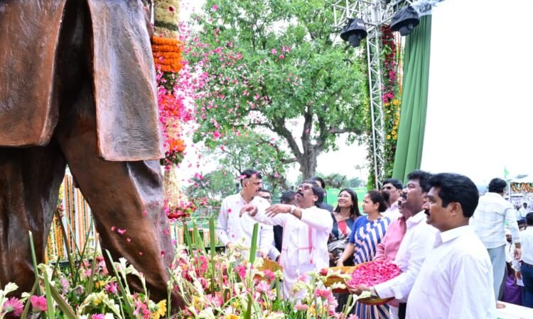 रामगढ़ के नेमरा में शिबू सोरेन की प्रतिमा का अनावरण करते मुख्यमंत्री हेमन्त सोरेन