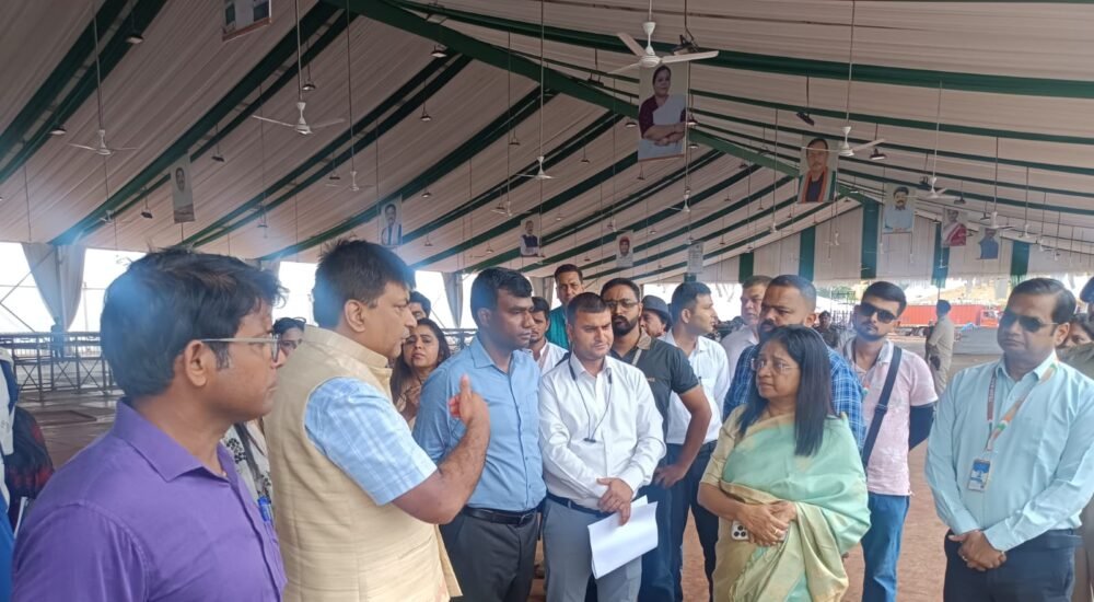 मोराबादी मैदान में आदिवासी महोत्सव 2026 की तैयारियों का निरीक्षण करतीं अपर मुख्य सचिव वंदना दादेल।