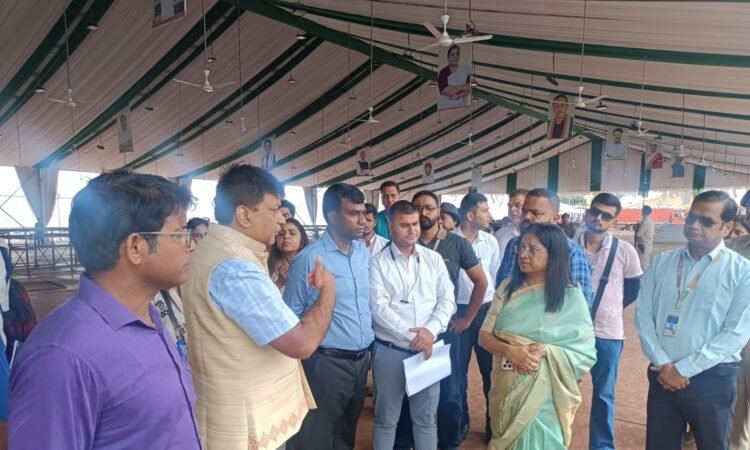 मोराबादी मैदान में आदिवासी महोत्सव 2026 की तैयारियों का निरीक्षण करतीं अपर मुख्य सचिव वंदना दादेल।