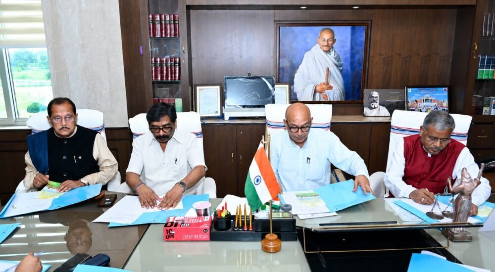 झारखंड विधानसभा में मॉनसून सत्र से पहले आयोजित सर्वदलीय बैठक में शामिल विधानसभा अध्यक्ष रबीन्द्र नाथ महतो और मुख्यमंत्री हेमन्त सोरेन।