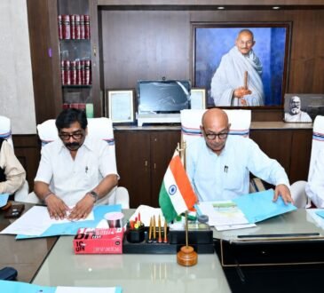 झारखंड विधानसभा में मॉनसून सत्र से पहले आयोजित सर्वदलीय बैठक में शामिल विधानसभा अध्यक्ष रबीन्द्र नाथ महतो और मुख्यमंत्री हेमन्त सोरेन।