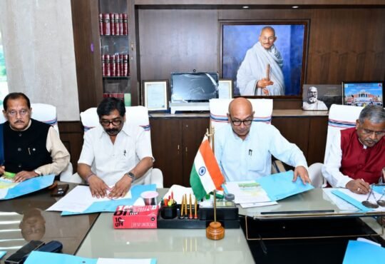 झारखंड विधानसभा में मॉनसून सत्र से पहले आयोजित सर्वदलीय बैठक में शामिल विधानसभा अध्यक्ष रबीन्द्र नाथ महतो और मुख्यमंत्री हेमन्त सोरेन।