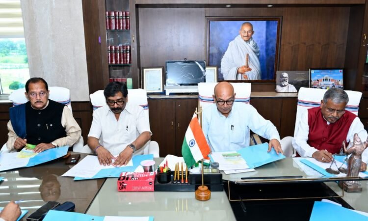 झारखंड विधानसभा में मॉनसून सत्र से पहले आयोजित सर्वदलीय बैठक में शामिल विधानसभा अध्यक्ष रबीन्द्र नाथ महतो और मुख्यमंत्री हेमन्त सोरेन।
