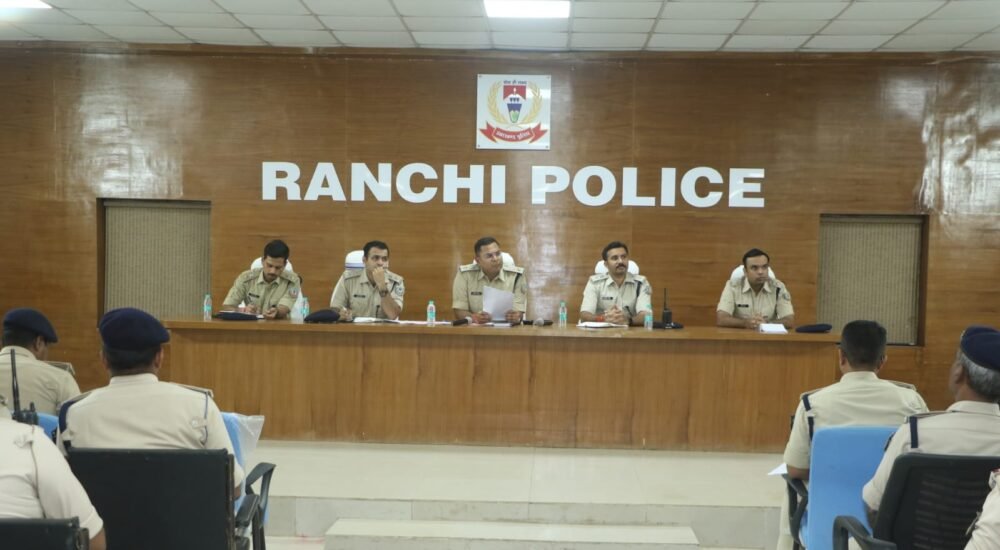 रांची के नवीन पुलिस केंद्र स्थित यु.सी.झा हॉल में 'टाइगर मोबाइल' कर्मियों और अधिकारियों के साथ समीक्षा बैठक करते वरीय पुलिस अधीक्षक (SSP)