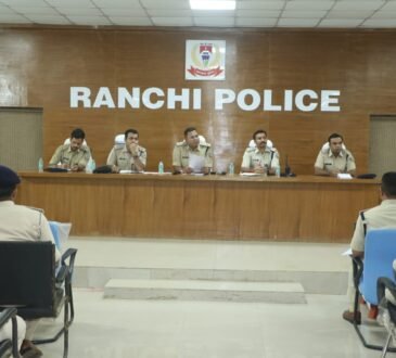 रांची के नवीन पुलिस केंद्र स्थित यु.सी.झा हॉल में 'टाइगर मोबाइल' कर्मियों और अधिकारियों के साथ समीक्षा बैठक करते वरीय पुलिस अधीक्षक (SSP)
