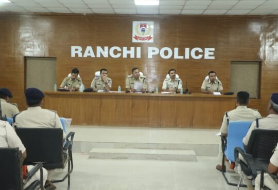 रांची के नवीन पुलिस केंद्र स्थित यु.सी.झा हॉल में 'टाइगर मोबाइल' कर्मियों और अधिकारियों के साथ समीक्षा बैठक करते वरीय पुलिस अधीक्षक (SSP)