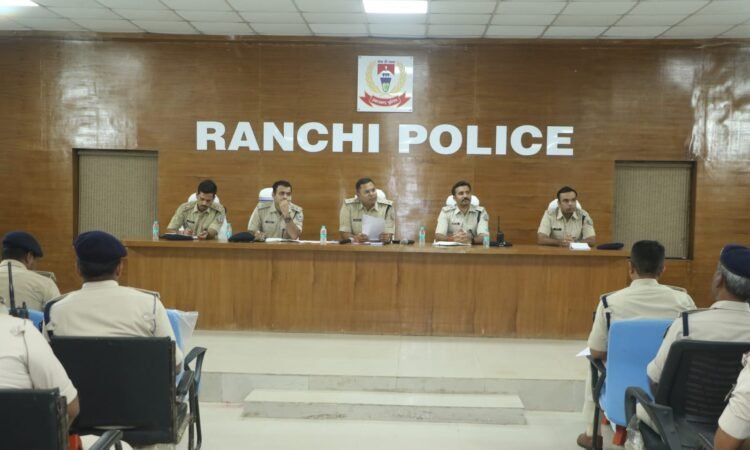 रांची के नवीन पुलिस केंद्र स्थित यु.सी.झा हॉल में 'टाइगर मोबाइल' कर्मियों और अधिकारियों के साथ समीक्षा बैठक करते वरीय पुलिस अधीक्षक (SSP)