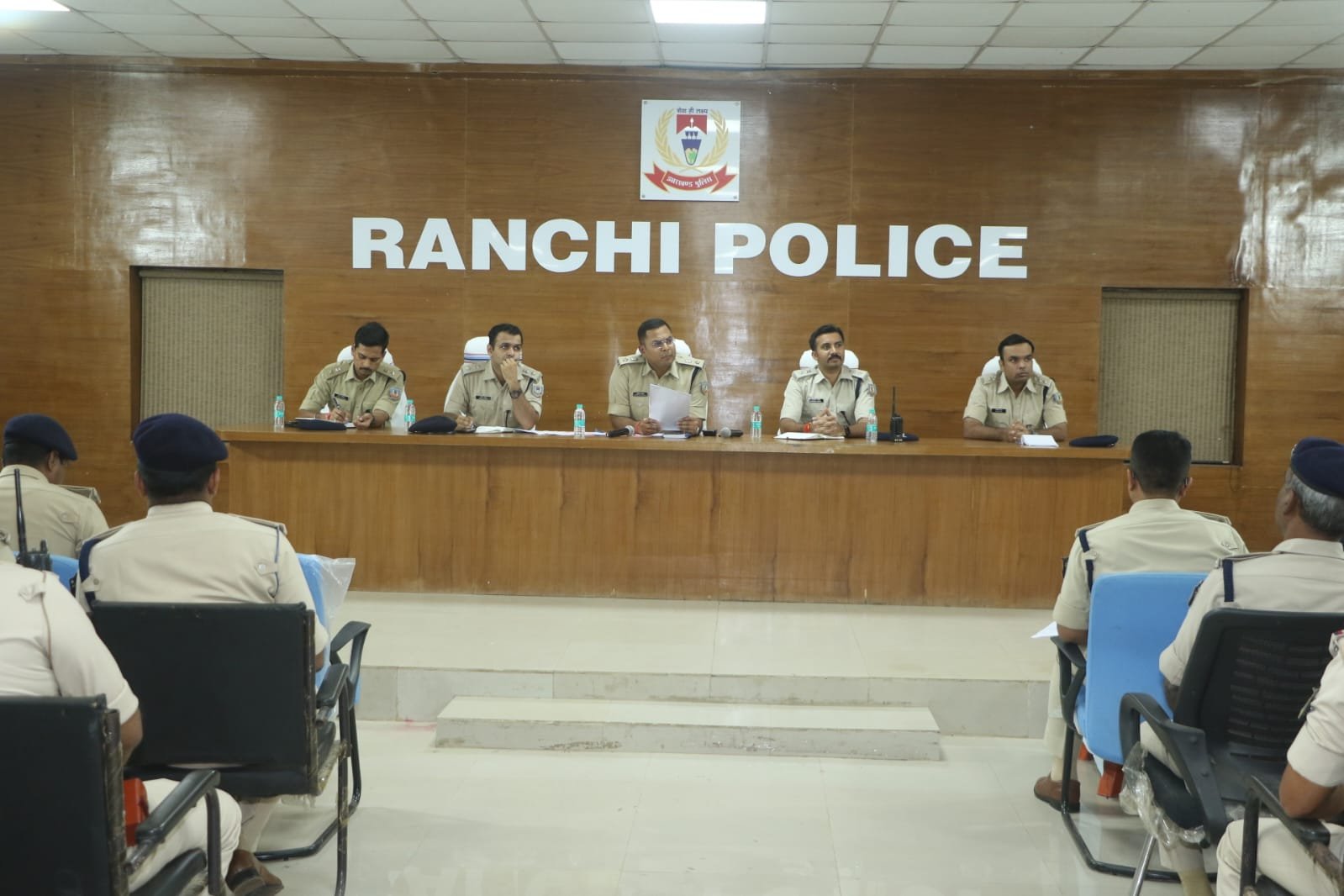रांची के नवीन पुलिस केंद्र स्थित यु.सी.झा हॉल में 'टाइगर मोबाइल' कर्मियों और अधिकारियों के साथ समीक्षा बैठक करते वरीय पुलिस अधीक्षक (SSP)