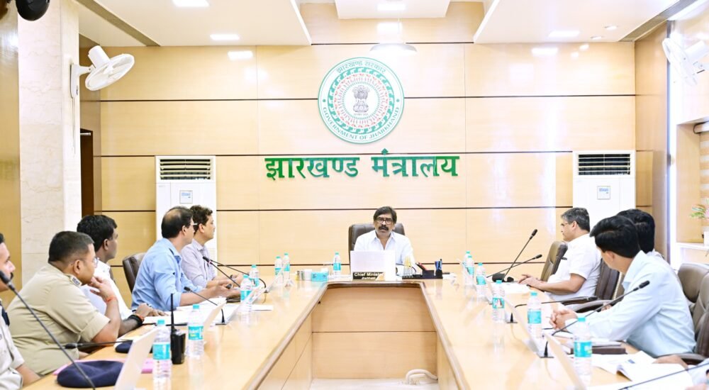 मुख्यमंत्री हेमंत सोरेन रांची के शहरी विकास, सड़क, ड्रेनेज और ट्रैफिक व्यवस्था की समीक्षा करते हुए