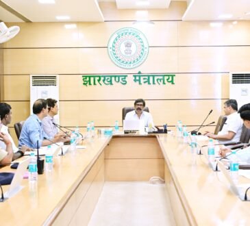 मुख्यमंत्री हेमंत सोरेन रांची के शहरी विकास, सड़क, ड्रेनेज और ट्रैफिक व्यवस्था की समीक्षा करते हुए