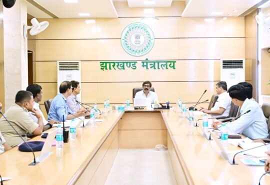 मुख्यमंत्री हेमंत सोरेन रांची के शहरी विकास, सड़क, ड्रेनेज और ट्रैफिक व्यवस्था की समीक्षा करते हुए