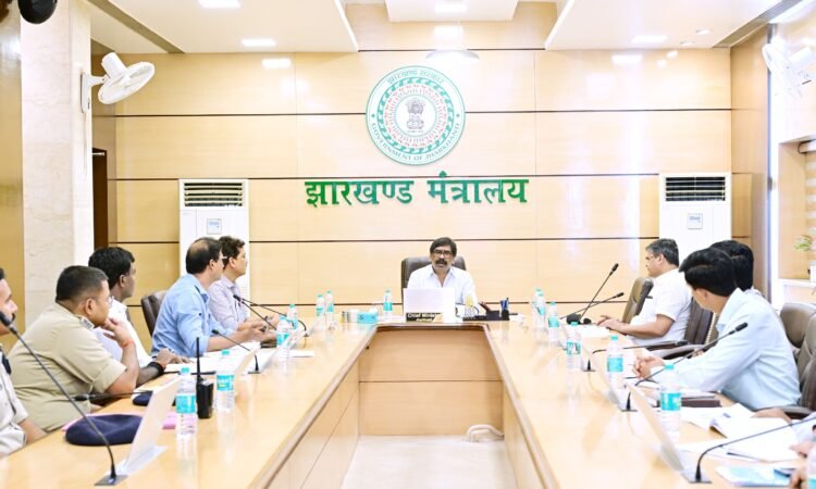 मुख्यमंत्री हेमंत सोरेन रांची के शहरी विकास, सड़क, ड्रेनेज और ट्रैफिक व्यवस्था की समीक्षा करते हुए
