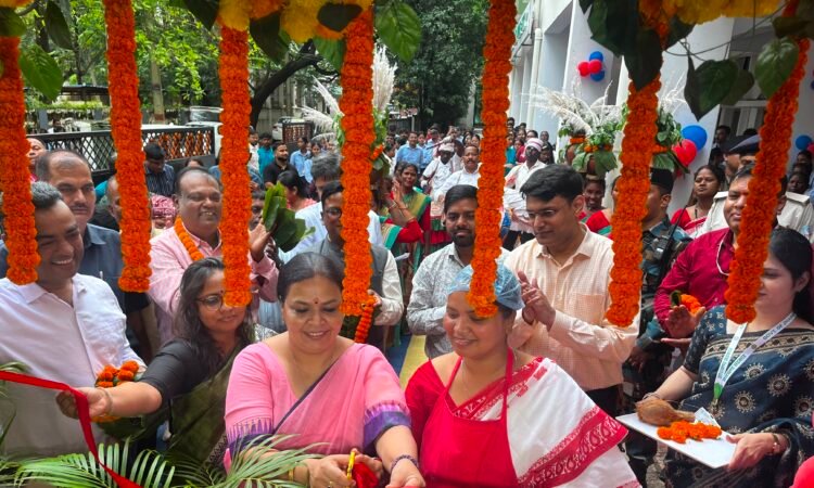 रांची में पलाश दीदी कैफे के उद्घाटन कार्यक्रम में मंत्री दीपिका पांडेय सिंह