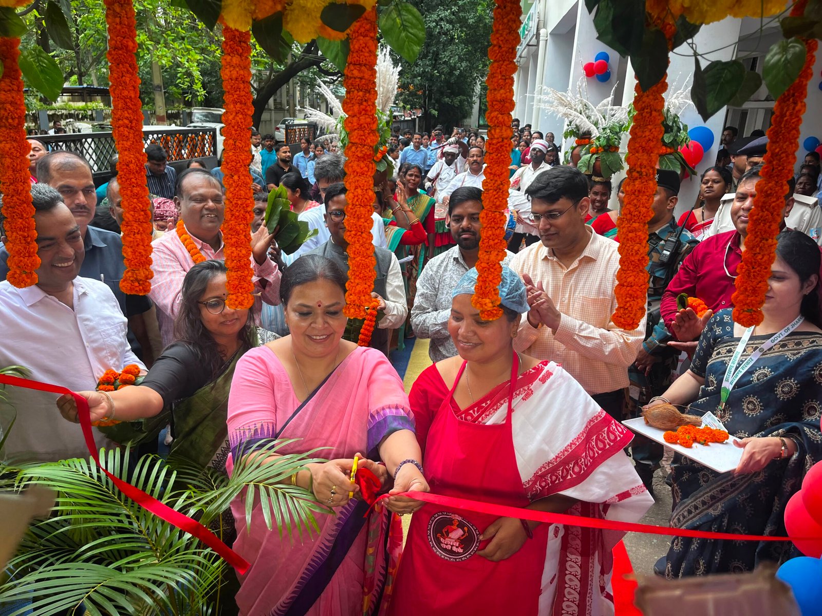 रांची में पलाश दीदी कैफे के उद्घाटन कार्यक्रम में मंत्री दीपिका पांडेय सिंह