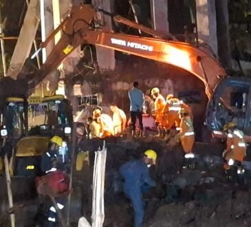 रांची में पुरानी पानी की टंकी ढहने के बाद मलबे में रेस्क्यू ऑपरेशन