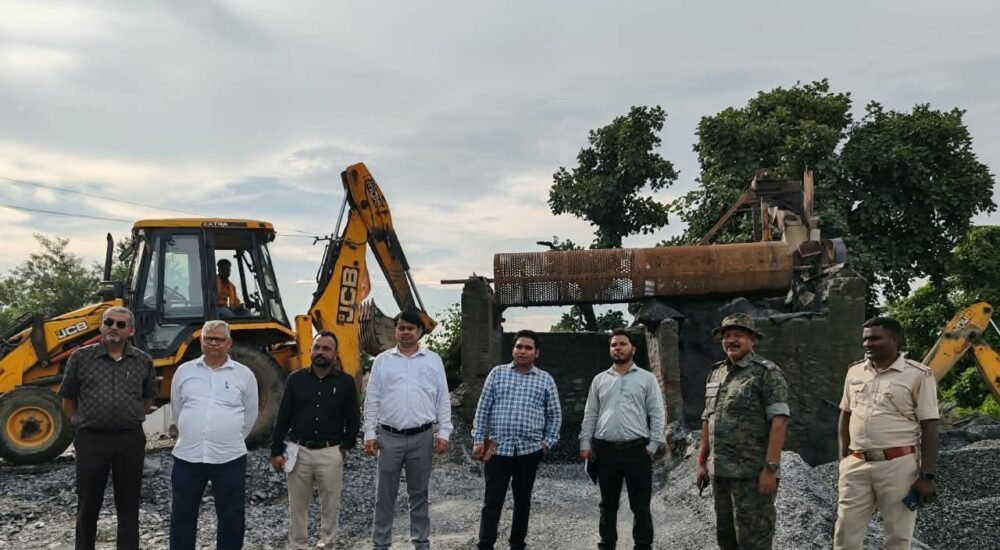 चुटूपालू और ओरमांझी में अवैध स्टोन क्रशिंग इकाइयों के खिलाफ प्रशासन की कार्रवाई