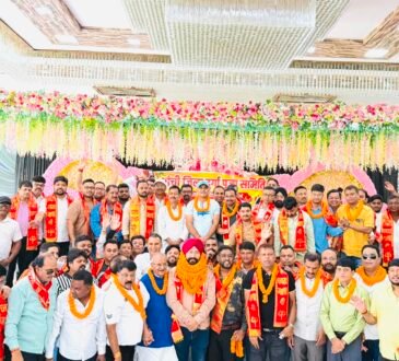 रांची जिला दुर्गा पूजा समिति के नवनिर्वाचित अध्यक्ष राजेंद्र सिंह और मुख्य संरक्षक मुनचुन राय