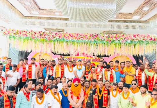रांची जिला दुर्गा पूजा समिति के नवनिर्वाचित अध्यक्ष राजेंद्र सिंह और मुख्य संरक्षक मुनचुन राय