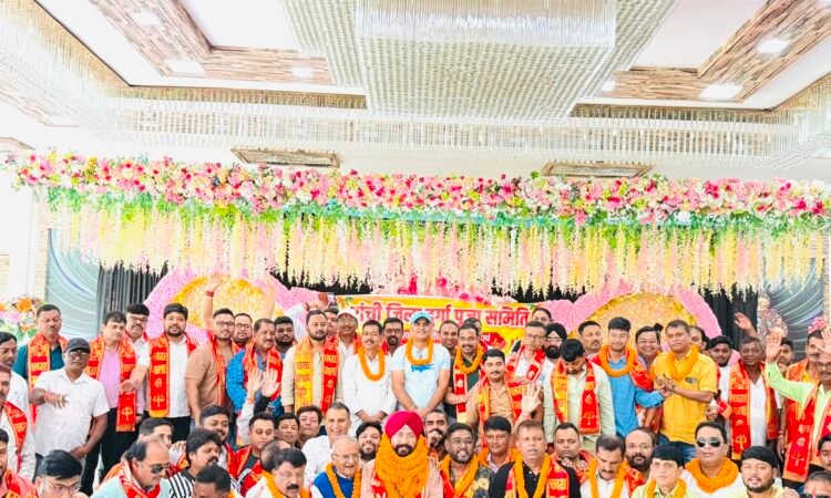 रांची जिला दुर्गा पूजा समिति के नवनिर्वाचित अध्यक्ष राजेंद्र सिंह और मुख्य संरक्षक मुनचुन राय