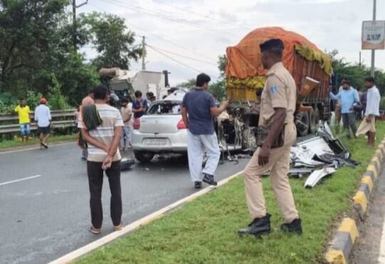 जमशेदपुर मरीन ड्राइव पर कार और खड़े ट्रक की टक्कर, हादसे में मंत्री दीपिका पांडेय सिंह की बेटी तृषा सिंह समेत चार की मौत