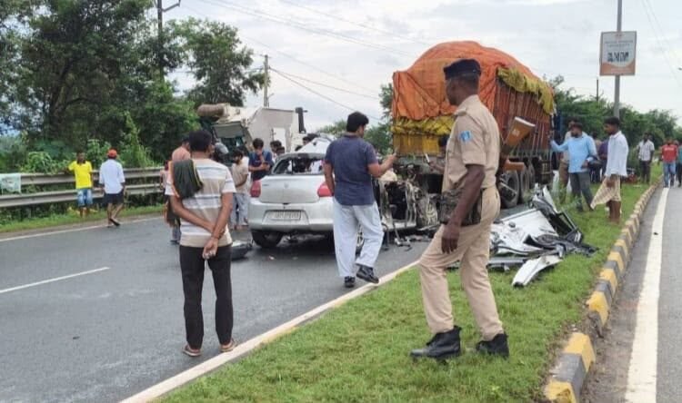 जमशेदपुर मरीन ड्राइव पर कार और खड़े ट्रक की टक्कर, हादसे में मंत्री दीपिका पांडेय सिंह की बेटी तृषा सिंह समेत चार की मौत