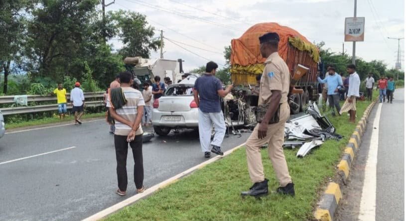 जमशेदपुर मरीन ड्राइव पर कार और खड़े ट्रक की टक्कर, हादसे में मंत्री दीपिका पांडेय सिंह की बेटी तृषा सिंह समेत चार की मौत