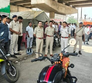 रांची में सात दिवसीय सड़क सुरक्षा अभियान के दौरान वाहन चालकों की जांच करती पुलिस