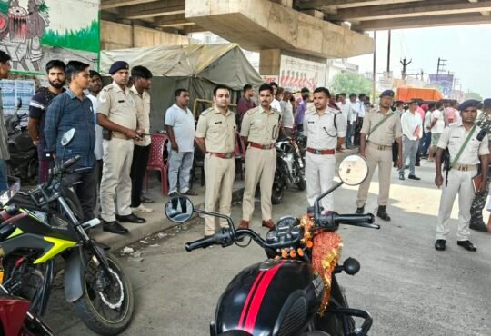 रांची में सात दिवसीय सड़क सुरक्षा अभियान के दौरान वाहन चालकों की जांच करती पुलिस