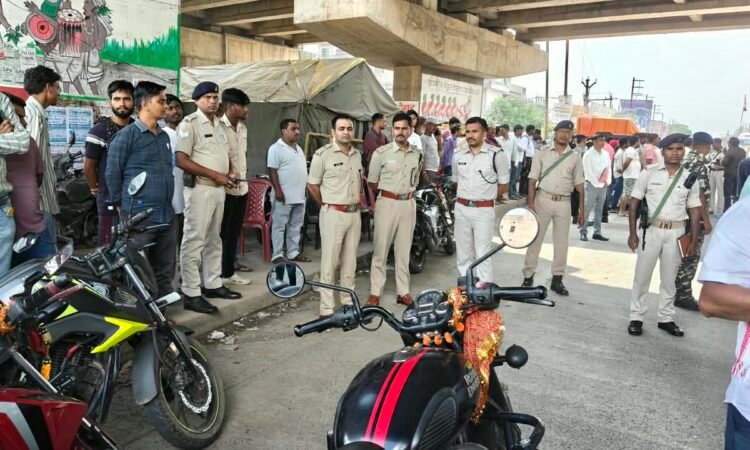 रांची में सात दिवसीय सड़क सुरक्षा अभियान के दौरान वाहन चालकों की जांच करती पुलिस