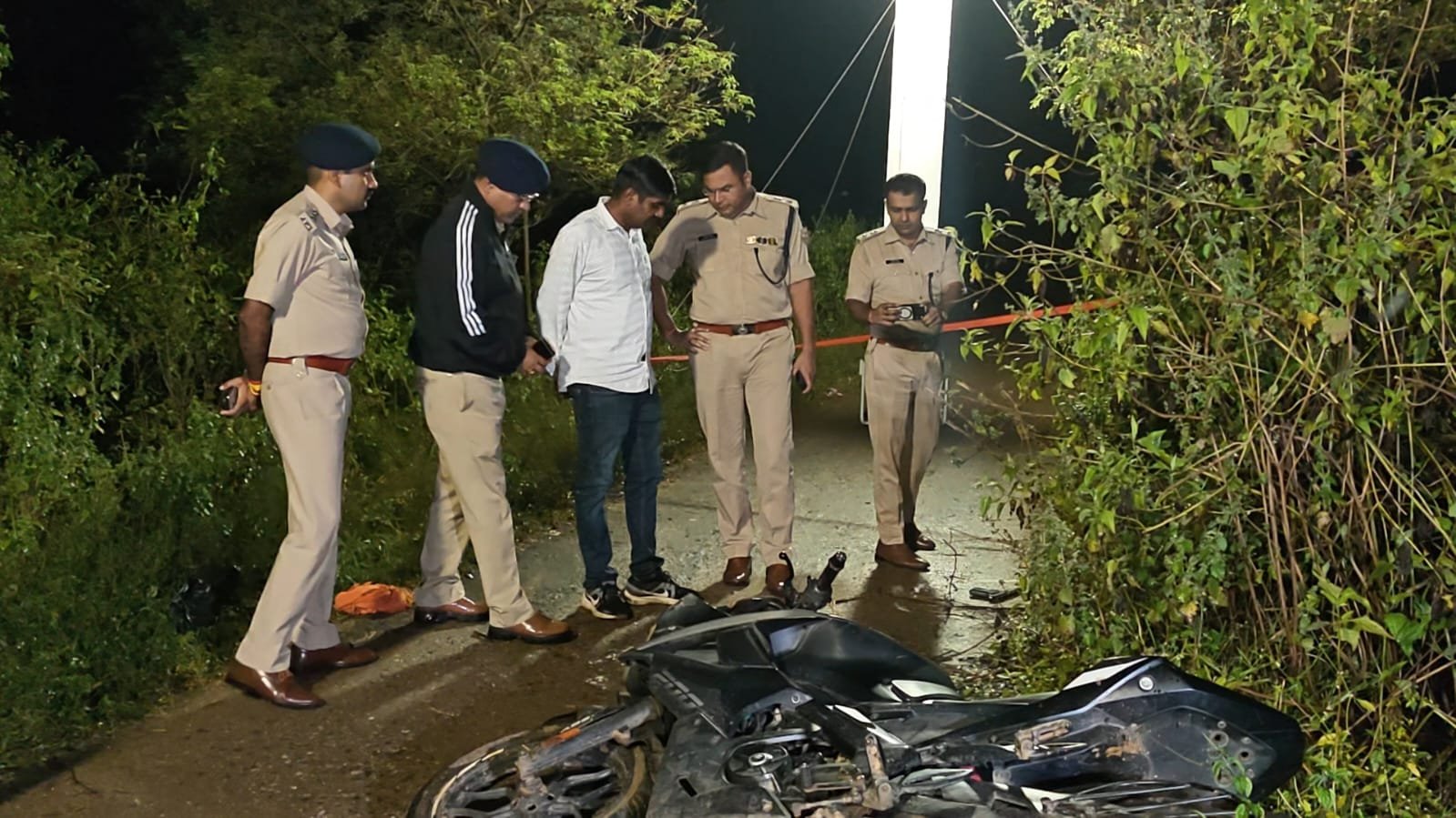 धुर्वा थाना क्षेत्र के सीठियो में राहुल दुबे गिरोह के अपराधियों और पुलिस के बीच मुठभेड़ के बाद घायल समेत पांच अपराधियों की गिरफ्तारी