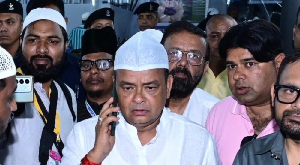 मक्का में फंसे झारखंड के सैकड़ों उमराह यात्रियों की सुरक्षित वतन वापसी के लिए केंद्रीय मंत्री किरेन रिजिजू को पत्र लिखते झारखंड के स्वास्थ्य मंत्री डॉ. इरफान अंसारी