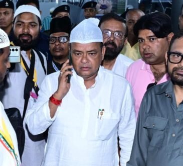 मक्का में फंसे झारखंड के सैकड़ों उमराह यात्रियों की सुरक्षित वतन वापसी के लिए केंद्रीय मंत्री किरेन रिजिजू को पत्र लिखते झारखंड के स्वास्थ्य मंत्री डॉ. इरफान अंसारी