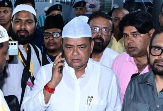 मक्का में फंसे झारखंड के सैकड़ों उमराह यात्रियों की सुरक्षित वतन वापसी के लिए केंद्रीय मंत्री किरेन रिजिजू को पत्र लिखते झारखंड के स्वास्थ्य मंत्री डॉ. इरफान अंसारी