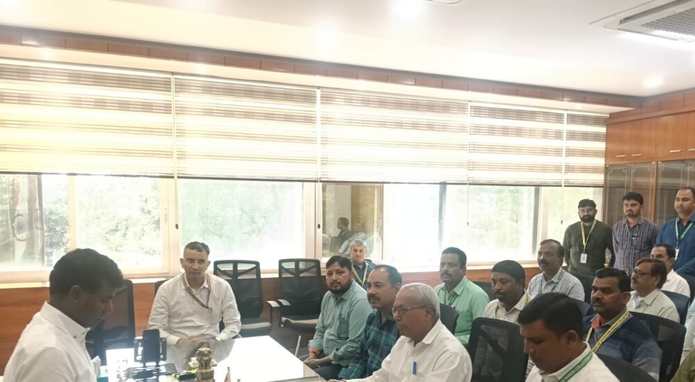 रांची में राजस्वकर्मी लक्ष्मीकांत मुंडा की हत्या के विरोध में कामकाज बंद कर आरोपियों की गिरफ्तारी की मांग करते राजस्व कर्मचारी
