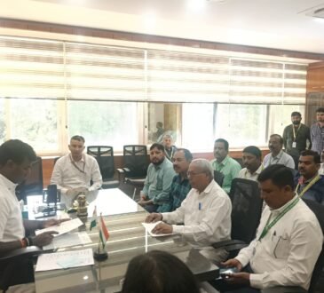 रांची में राजस्वकर्मी लक्ष्मीकांत मुंडा की हत्या के विरोध में कामकाज बंद कर आरोपियों की गिरफ्तारी की मांग करते राजस्व कर्मचारी