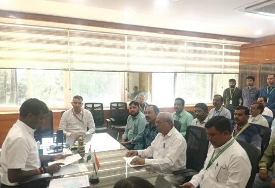 रांची में राजस्वकर्मी लक्ष्मीकांत मुंडा की हत्या के विरोध में कामकाज बंद कर आरोपियों की गिरफ्तारी की मांग करते राजस्व कर्मचारी