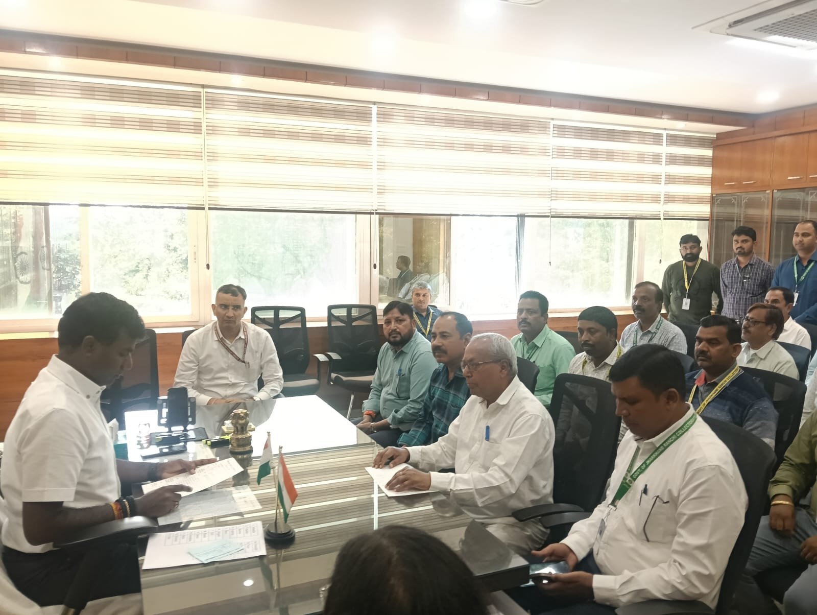 रांची में राजस्वकर्मी लक्ष्मीकांत मुंडा की हत्या के विरोध में कामकाज बंद कर आरोपियों की गिरफ्तारी की मांग करते राजस्व कर्मचारी