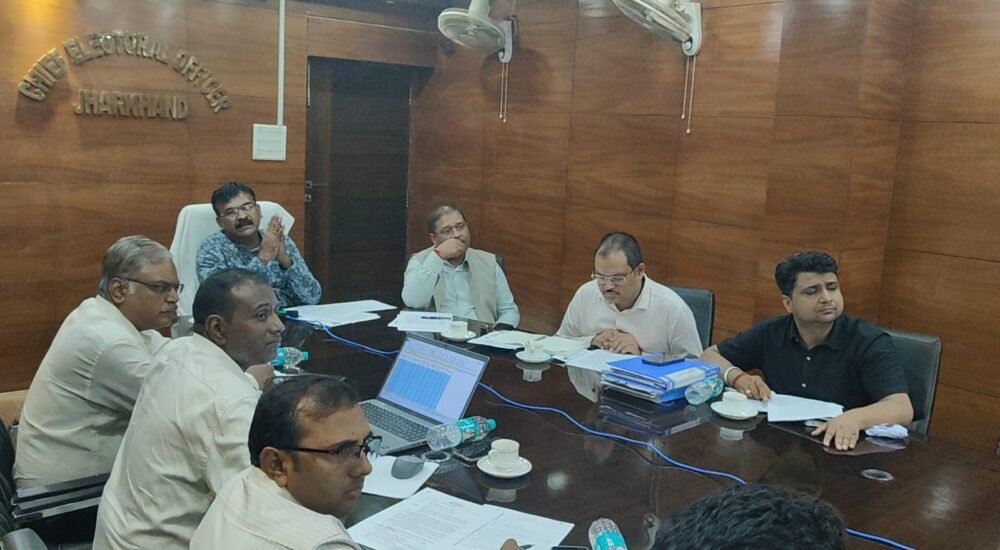 झारखंड के मुख्य निर्वाचन पदाधिकारी के. रवि कुमार ने वीडियो कॉन्फ्रेंसिंग के जरिए SIR-2026 के तहत मतदाता सूची पुनरीक्षण, फॉर्म-6 डिजिटाइजेशन और लंबित मामलों की सुनवाई की समीक्षा की