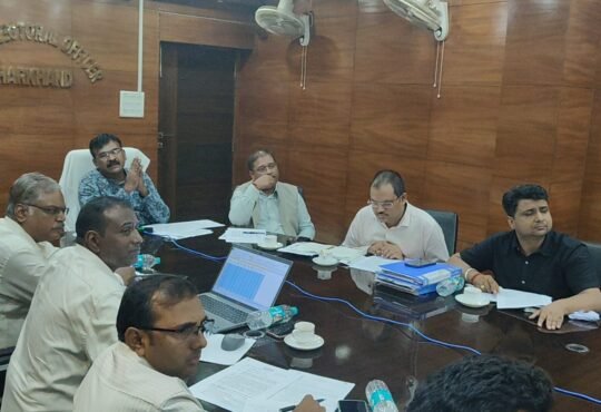 झारखंड के मुख्य निर्वाचन पदाधिकारी के. रवि कुमार ने वीडियो कॉन्फ्रेंसिंग के जरिए SIR-2026 के तहत मतदाता सूची पुनरीक्षण, फॉर्म-6 डिजिटाइजेशन और लंबित मामलों की सुनवाई की समीक्षा की