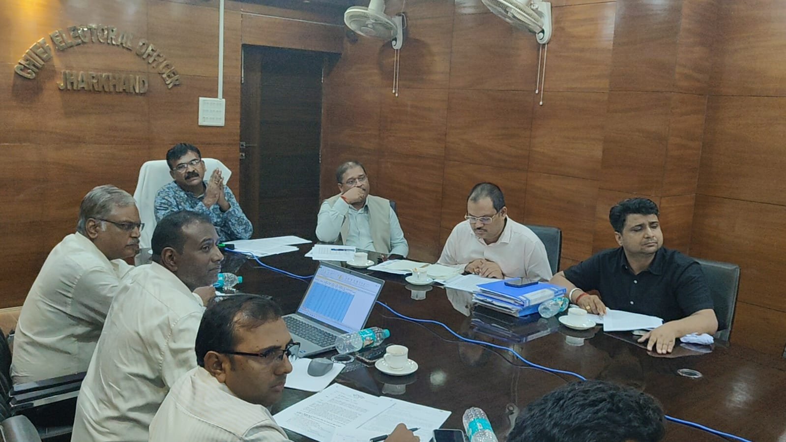झारखंड के मुख्य निर्वाचन पदाधिकारी के. रवि कुमार ने वीडियो कॉन्फ्रेंसिंग के जरिए SIR-2026 के तहत मतदाता सूची पुनरीक्षण, फॉर्म-6 डिजिटाइजेशन और लंबित मामलों की सुनवाई की समीक्षा की