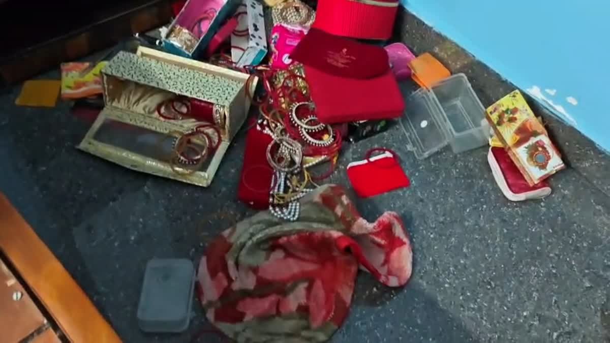 सब-इंस्पेक्टर के रांची स्थित बंद मकान में चोरी की घटना का प्रतीकात्मक दृश्य, घर में बिखरा सामान और चोरी की जांच करती पुलिस