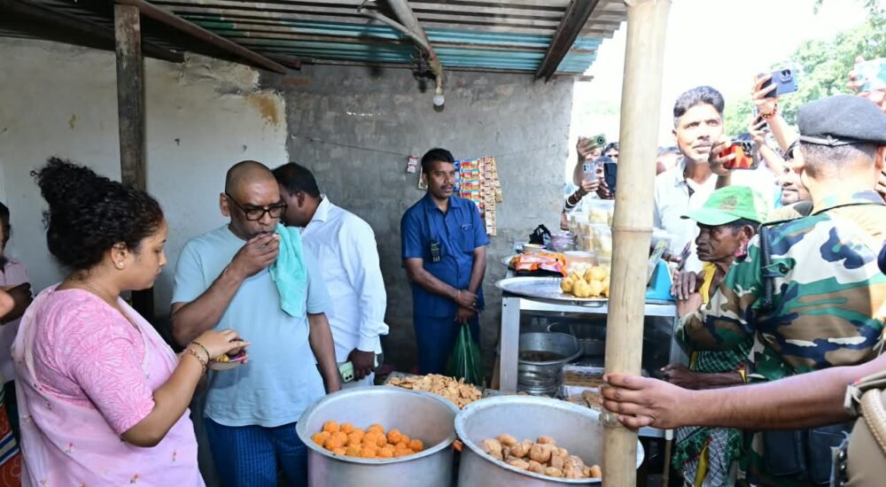 मुख्यमंत्री हेमंत सोरेन और विधायक कल्पना सोरेन बोकारो के कसमार में स्थानीय दुकान पर चाय-पकौड़ी का आनंद लेते हुए
