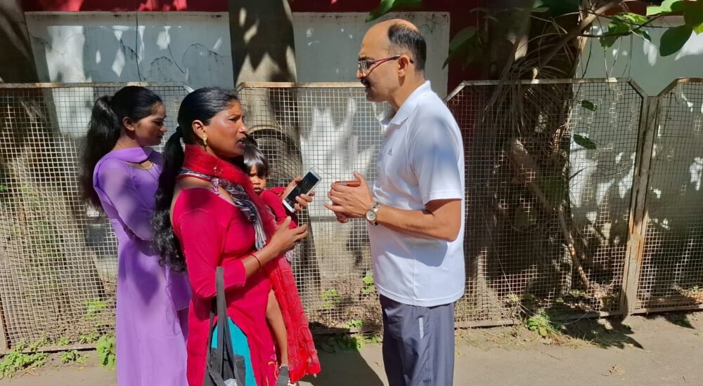 रांची में एसएसपी आवास के सामने बच्चे को वापस पाने की मांग को लेकर पहुंची महिला सुखमनी देवी और मौके पर मौजूद पुलिसकर्मी