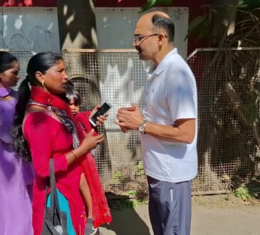 रांची में एसएसपी आवास के सामने बच्चे को वापस पाने की मांग को लेकर पहुंची महिला सुखमनी देवी और मौके पर मौजूद पुलिसकर्मी